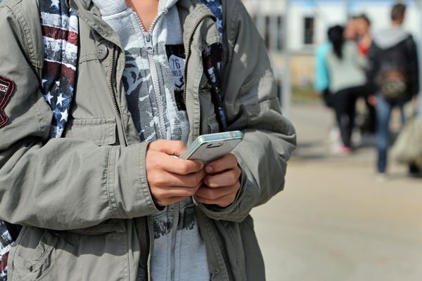 Dans les collèges concernés, les élèves n'auront pas accès à leur téléphone dans l'enceinte de l'établissement.