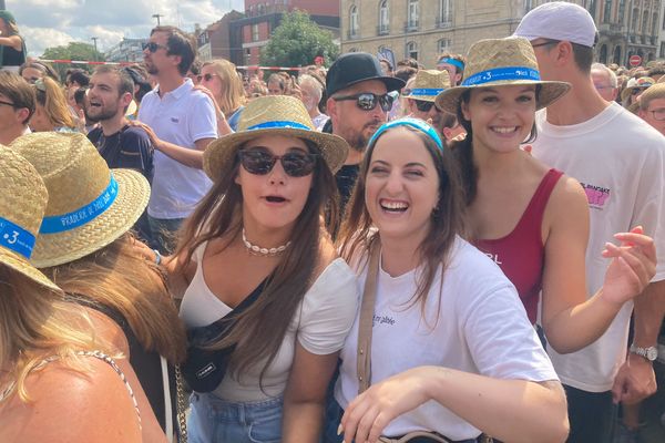 Des chapeaux France 3/ France Bleu sur la braderie