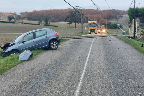 La voiture a percuté un pylone électrique avant de finir sa course dans le fossé.