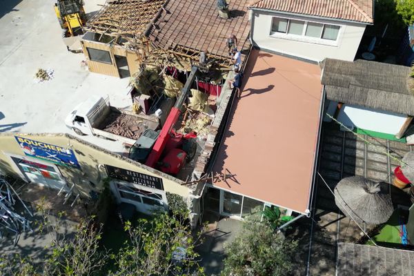 Le toit d'une pizzeria et celui d'une boucherie se sont effondrés mercredi 24 août à Saint-Laurent-d'Aigouze près du  Grau-du-roi, dans la Gard. Quelques minutes avant l'éboulement le propriétaire de la pizzeria était sur site.