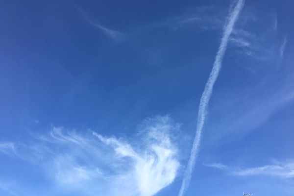 Pour demain, le ciel s’habille de bleu avec juste un léger voile nuageux. 