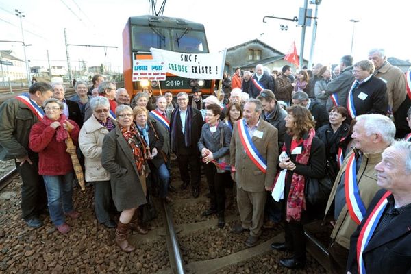 Plus de 300 personnes, dont des élus,  avaient manifesté et bloqué un train  en gare de La Souterraine le 9 mars 2013