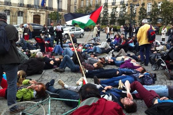 Place de la mairie à Rennes, l'hommage aux migrants morts en Méditerranée