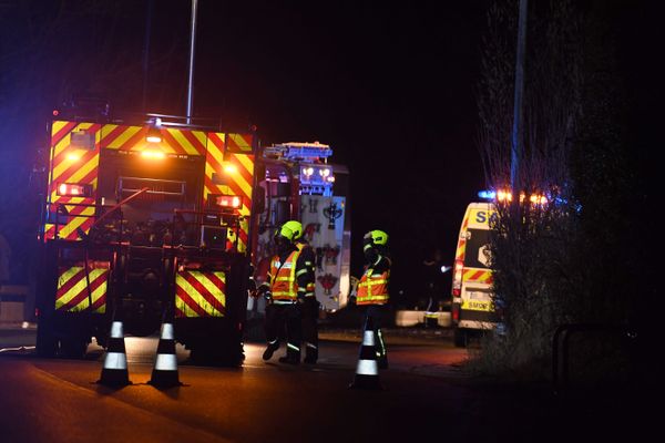 Quatre véhicules et onze sapeurs pompiers ont été mobilisés sur la RD75. Illustration.