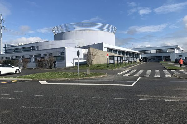 À l'entrée nord de la raffinerie Total de Donges, le bâtiment de direction Astrolabe