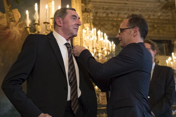 Le gendarme Daniel Nivel est décoré de la Croix de Chevalier de l'Ordre du Mérite d'Allemagne par le ministre des Affaires étrangères allemand, Heiko Maas, le 16 octobre 2018 à Paris