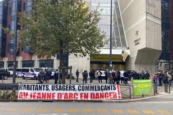 Les habitants et les commerçants de l'avenue Jeanne d'Arc à Grenoble protestent contre le projet de réhabilation porté par la Ville et la Métropole - 8 novembre 2024