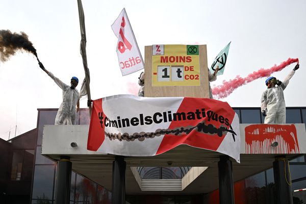 Action des militants d'Attack et Extinction Rebellion à l'aéroport du Bourget ce vendredi.