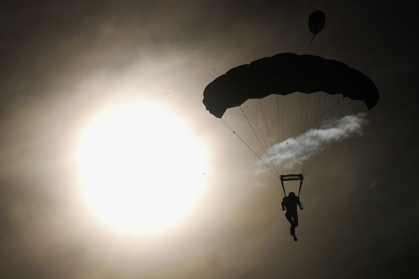 Le "Base Jump" est une pratique de sport extrême qui consiste à sauter d'un point en hauteur en parachute. Illustration en février 2023 à Kuala-Lumpur.