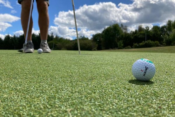 Le golf de Cunlhat (Puy-de-Dôme) utilise des green synthétiques et n'a pas utilisé d'eau depuis 2013.