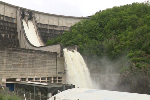 Poussé à son maximum, cet évacuateur peut même écouler jusqu'à 1 200 mètres cube d'eau par seconde. Bort-les-Orgues (Corrèze), le 16 mai 2023.