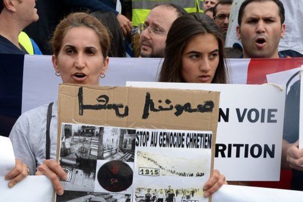 Le 27 juillet, devant la cathédrale Notre-Dame à Paris, les chrétiens manifestaient contre le traitement des chrétiens en Irak. 