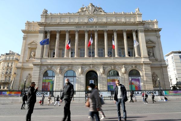 L'édifice, emblématique de l'architecture du second empire, trône fièrement sur la Canebière.