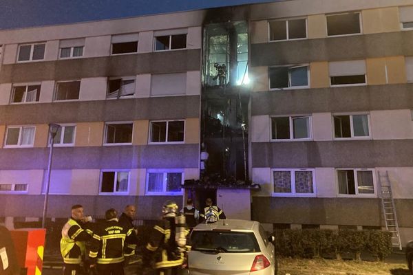 L'incendie s'est déclaré mardi vers 20h40 dans la cage d'escalier d'un immeuble d'Ensisheim