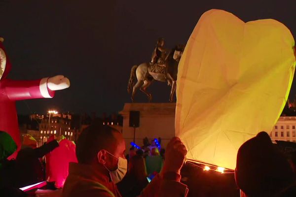 Lyon, les Indépendants, commerçants, restaurateurs et autres entrepreneurs touchés par la crise sanitaire et privés de festivités du 8 décembre ont manifesté ce lundi dans le coeur de la ville ... au programme, une manifestation festive et des chars en presqu'île.