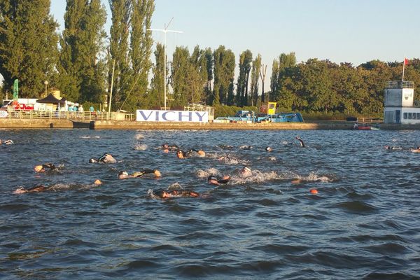 Dès 7 heures du matin, 1650 concurrents se sont élancés dans le Lac d'Allier pour la première épreuve de l'Ironman de Vichy : 3,8 km de natation. De quoi bien commencer la journée.