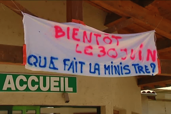 Banderole devant la maternité de l'hôpital de Die, dans la Drôme.