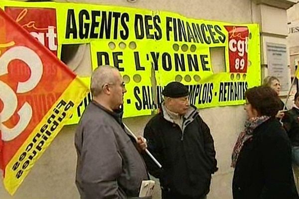 Plusieurs rassemblements ont été organisés devant les directions des Finances publiques mardi 27 novembre 2012.