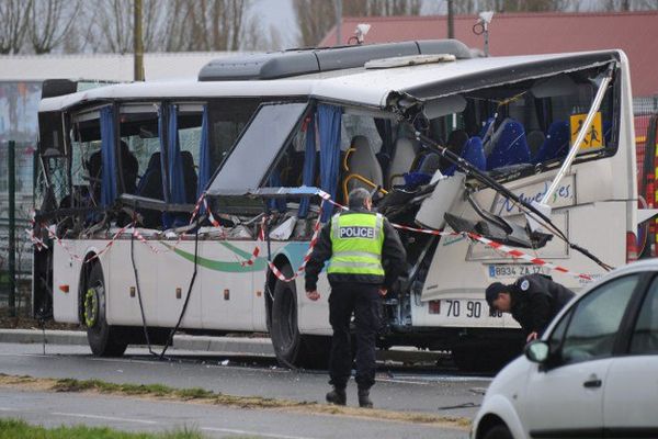 Six adolescents sont morts dans l'accident du mini-bus scolaire à Rochefort