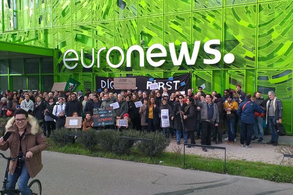 Au moins 200 salariés étaient réunis jeudi 2 février en fin de matinée devant le siège de la chaîne de télévision européenne basée à Lyon. Les grévistes s'inquiètent du devenir de la rédaction multilingue, dénoncent un sous effectif chronique et craignent, à terme, un démantèlement.