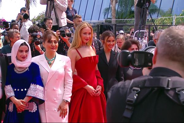 Jennifer Lawrence sur les marches de Cannes pour le film "Bread and Roses" qu'elle a produit. Ce documentaire de Sahra Mani parle de la situation des femmes en Afghanistan.