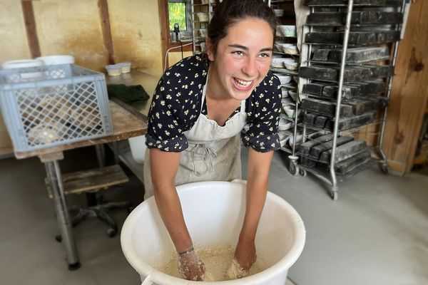 Marthe Mosset, ingénieure agronome, décide un été d'apprendre à faire du pain. "Au final, j'ai autant appris des raisonnements de vie que des savoirs-faire".