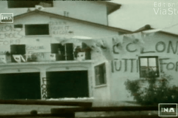 Le 22 août 1975, à Aleria, les forces de l'ordre prennent d'assaut une cave viticole occupée par Edmond Simeoni et des militants de l'Action pour la renaissance de la Corse