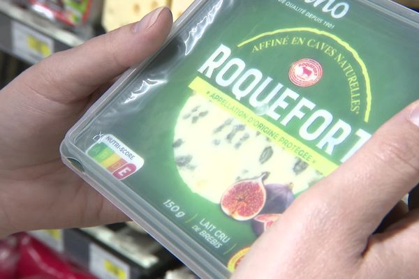 Le nutri-score, situé en bas à gauche de ce roquefort, classe les aliments selon leur qualité de A jusqu'à E.