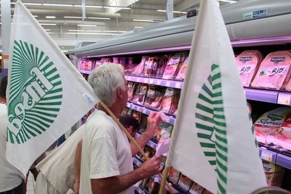 La FDSEA dans le rayon boucherie d'une grande surface à carcassonne