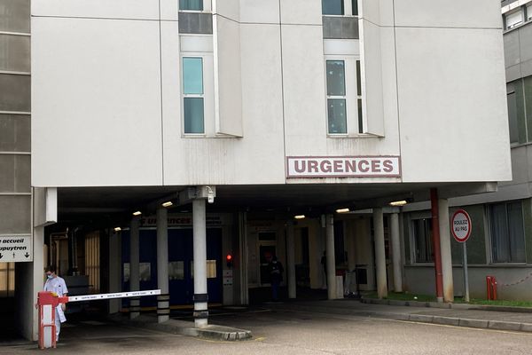 La passagère du véhicule a été transportée au CHU de Limoges (Haute-Vienne).