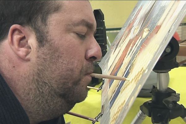 Arnaud Dubarre est peintre de la bouche, un talent exceptionnel pour traduire son sens artistique