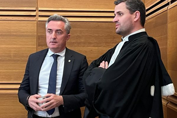 Stéphane Ravier et son avocat devant la Cour d'appel d'Aix-en-Provence le 13 mars 2024