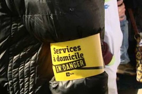 Quelques dizaines de personnes se sont rassemblées devant la mairie de Lorris, dans le Loiret.