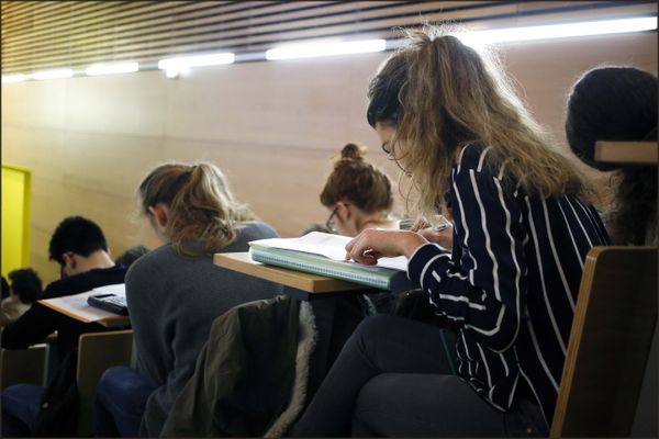 L'Université Clermont Auvergne autorise 10 jours par an d'absence en raison de douleurs menstruelles, sans avoir à fournir de certificat médical.