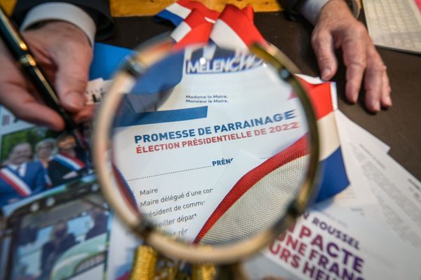 Depuis 1976, les candidatures pour l'élection présidentielle doivent obtenir 500 signatures de maires ou d'élus.