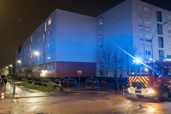 Dans la soirée du mardi 17 janvier, un incendie s'est déclaré dans les caves d'un immeuble situé au 25 rue du Berry à Troyes.