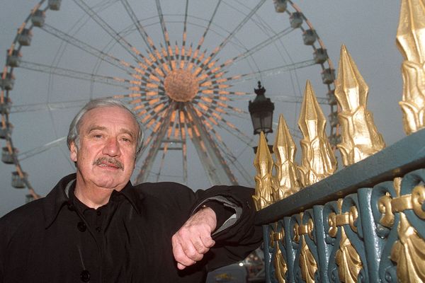 Marcel Campion devant sa grande roue en 2000.