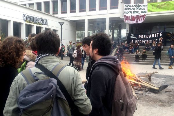 Les étudiants bloquent les accès des facs à Nantes, ici la fac de Lettres et Sciences Humaines