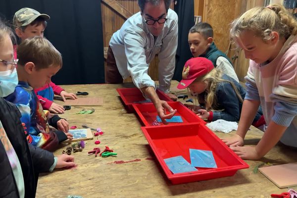 Les enfants de Pleumartin participent à un atelier d'initiation au cyanotype.