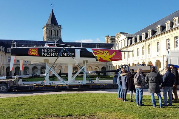 Le Figaro Benneteau III Région Normandie, sur lequel naviguera Alexis Loiosn jusqu'en 2020, s'est installé ce lundi dans le parc du Conseil régional