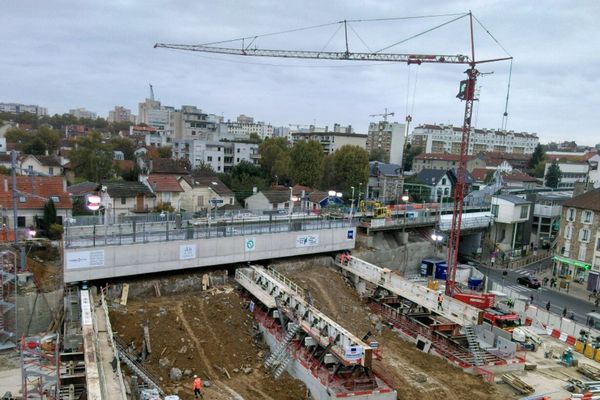 Le ripage d'un ouvrage à la gare d'Arcueil-Cachan.