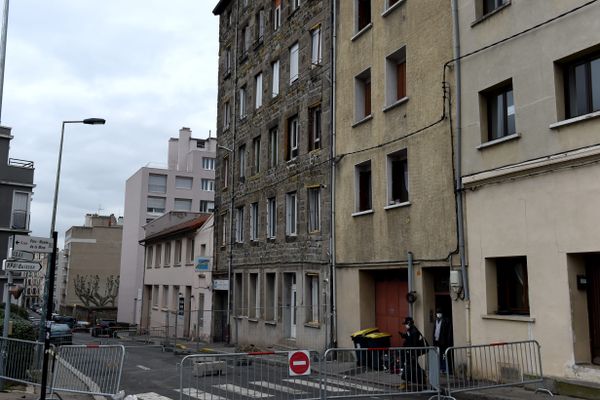 Menace d'effondrement Saint-Etienne 8 février 2021 -L'immeuble du 7, rue Etienne-Dolet, vide de ses occupants, menace de s'effondrer. Les habitants d'immeubles voisins ont été évacués par précaution. 