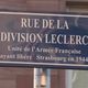 Leclerc est le nom propre qui revient le plus sur les plaques évoquant la libération de l'Alsace. 105 voies portent le nom du général ou de sa division, comme ici à Strasbourg.