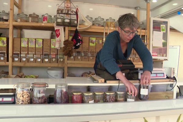 Dans l'épicerie ambulante L'Affaire est dans le vrac, on trouve de la nourriture mais aussi des produits cosmétiques bio et locaux.