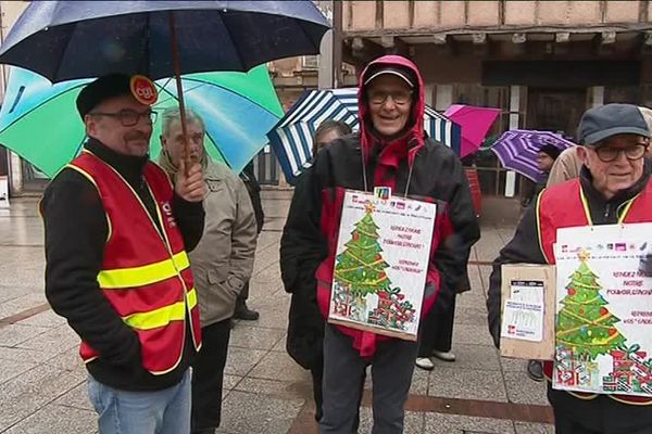 Les manifestants ont symboliquement déposé des cadeaux devant la permanence de Stéphane Mazars, le député de la majorité.