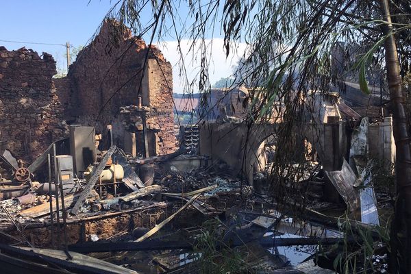 Cette maison a été totalement dévastée par les flammes. Certains de ses murs n'ont pas résisté à la violence de cet incendie