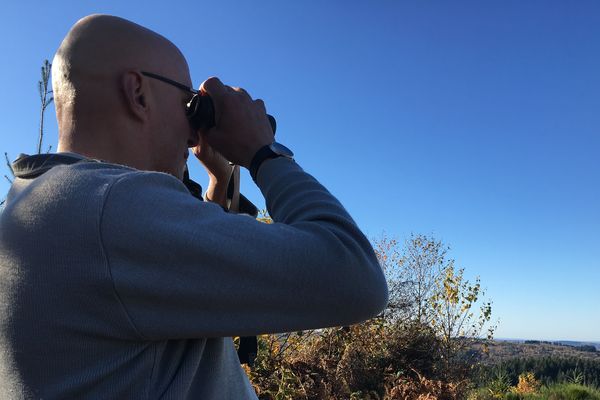 Philippe Goursaud, inspecteur de l’environnement à l’ONCFS, lors d'une opération de contrôle des chasseurs, dimanche 18 novembre.