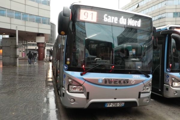 Un bus à l'arrêt au terminus