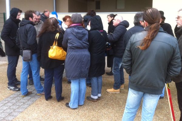 Une vingtaine de personnes devant le collège Guillaume, à Lorris, dans le Loiret.