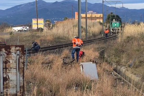 Un camion frigorifique a été percuté par un train de marchandises, ce matin, vers 6 heures au niveau d'un passage à niveau entre Perpignan et Le Boulou. Le chauffeur n'est que légèrement blessé. 